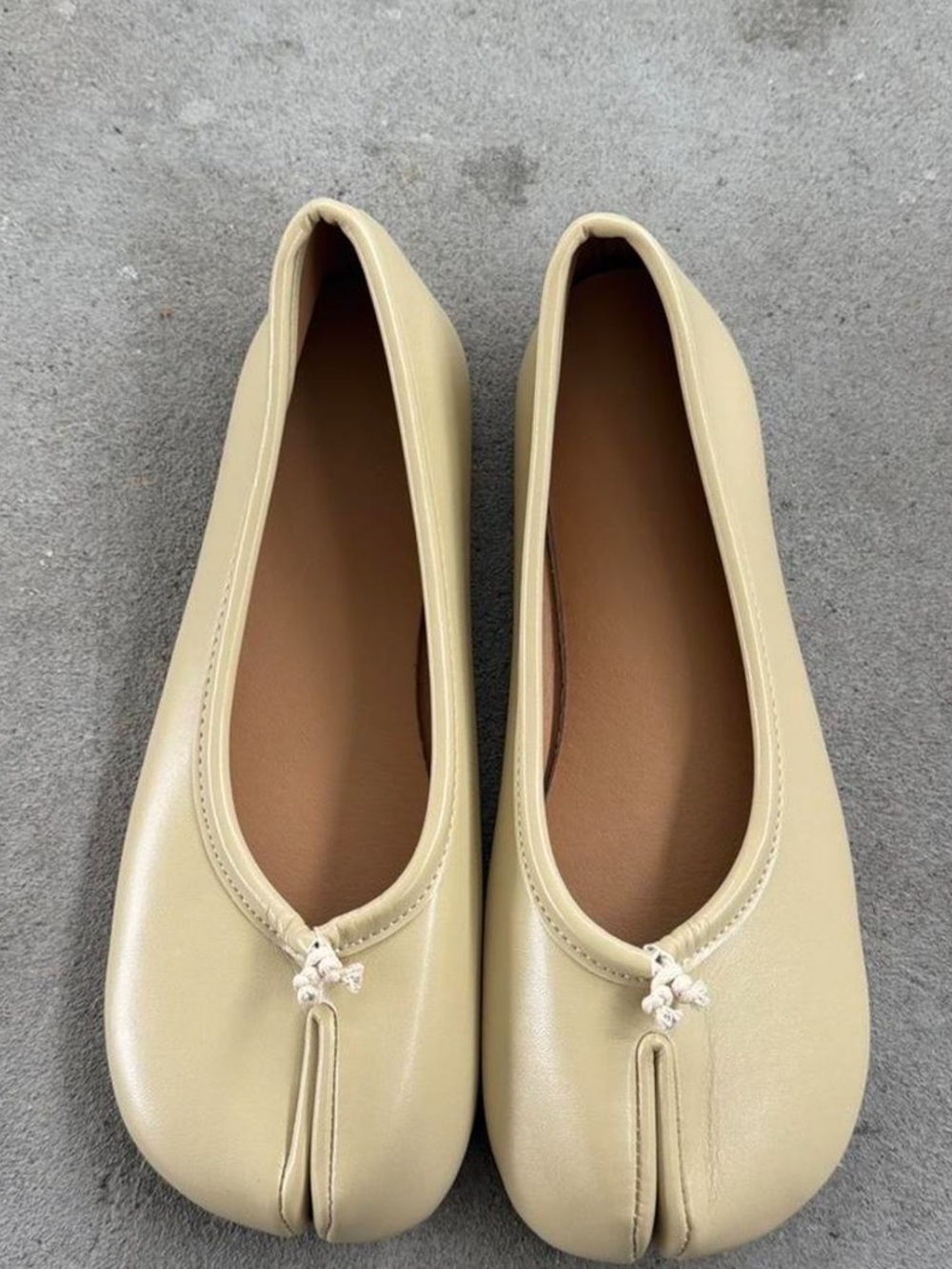 New Women’s Split-Toe Tabi Flats in Cream - Classic Minimal Style